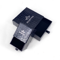 Boîte d'emballage de luxe pour bijoux en papier à motif crocodile brillant, extérieur en velours, logo en feuille d'argent, finition noire, personnalisable, classique