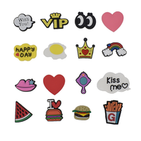 Breloques personnalisées en PVC souple 3D gaufré, motifs lettres, chiffres, animaux, papillons, dessins animés, cœurs, fleurs, pour sandales perforées
