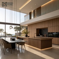 Buffet de salle à manger encastré en chêne massif sur mesure de luxe avec îlot de cuisine et table de bar pour villa moderne ouverte