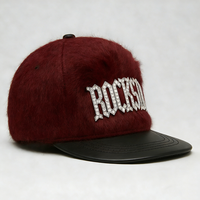 Casquette de baseball en fourrure rouge avec logo personnalisé et ensemble de mules à plateforme en fourrure à semelle épaisse pour hommes, style streetwear alternatif