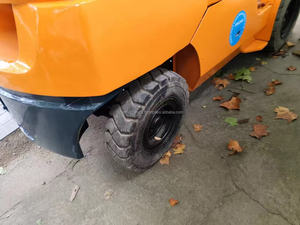 Chariot élévateur japonais original pour FD30 FD25, moteur diesel TCM de 5 tonnes d'occasion, équipement de construction tout terrain, vente avec garantie d'un an - Product Image 5