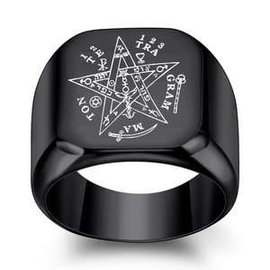 Anillo cuadrado de acero inoxidable de 18 mm para hombre con estrella de cinco puntas y letras grabadas con láser para uso diario - Product Image 4