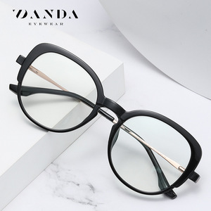 Gafas Danda con Montura Óptica Estilo Ojo de Gato, Negras, Montura Completa, Tamaño Mediano, Lentes Transparentes para Mujer, Material TR, Bisagras de Resorte - Product Image 2