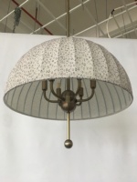 Luminaire suspendu en tissu plissé de style mid-century avec embouts en laiton