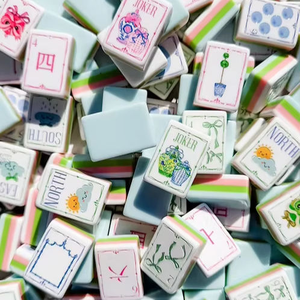 Coffret de Mahjong Américain 160 pièces Pastel Aquarelle Bleu Clair Face Avant Rose Vert Rayé Côté Cadeau Décontracté de Collection pour les Fêtes - Product Image 1