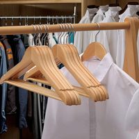 Cintre en bois personnalisé Étagère à chaussures en métal pour sacs de cuisine Armoire de salle de bain Magasins de mode Logo personnalisé inclus