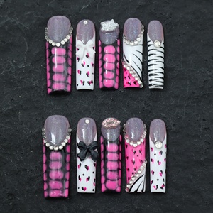 Vente en gros de faux ongles de luxe faits à la main en acrylique, forme carrée et cercueil, longs, couvrance totale 3D, French manucure, motifs papillon/étoile - Product Image 2