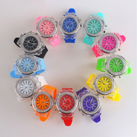 Jam tangan lampu LED jeli silikon pria dan wanita, jam tangan bercahaya Quartz murah untuk pelajar pria dan wanita