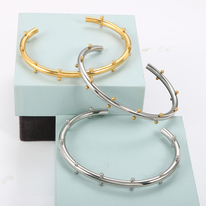 กำไลข้อมือสแตนเลสสตีลกันน้ำ ชุบทอง 18K PVD ประดับ<span class=keywords><strong>ลูก</strong></span>ปัดขนาดเล็ก รูปทรงตัว C สำหรับผู้หญิง เครื่องประดับแฟชั่น - Product Image 2