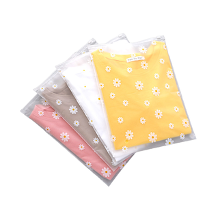 Sacs en plastique PE de haute qualité pour t-shirts avec fermeture éclair coulissante, parfaits pour les chaussettes, imprimés en gravure, fabriqués à partir de matériaux recyclés - Product Image 1