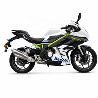 Motocyclette de rue Benellii 302 d'occasion, état comme neuve, 300cc EFI, avec système ABS double canal.