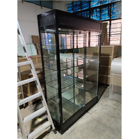 Vitrine moderne en verre avec miroir à l'arrière de la vitrine d'exposition avec socle lumineux pour la salle d'exposition de bijoux, le magasin et le centre commercial.