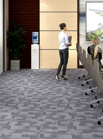 Dalles de moquette carrées à rayures modernes et simples en nylon à prix compétitif pour salon et chambre à coucher