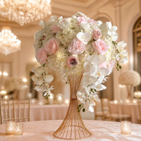 Centre de table de mariage de luxe, boule de fleurs artificielles avec support en métal doré, arrangement d'orchidées et de roses pour la décoration de table