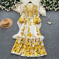 Robe élégante à taille haute, coupe ajustée, manches longues, col en V, disponible en plusieurs imprimés, idéale pour les vacances et les occasions spéciales, vente en gros
