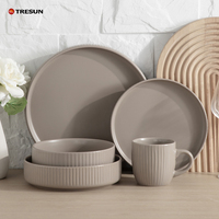 Service de table de luxe en céramique marron mat gaufré, comprenant des assiettes et des bols ronds doubles, pour une cuisine élégante