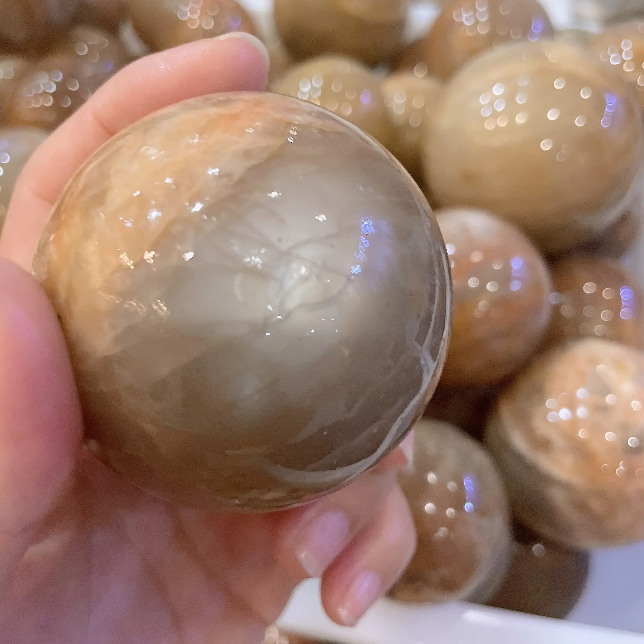 Esfera de piedra lunar de melocotón de alta calidad, piedra lunar de cristal de cuarzo naranja con bolas curativas parpadeantes para el hogar, venta al por mayor