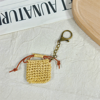 Mini sac en paille de raphia tressé à la main avec logo personnalisé, breloque vintage, petite pochette, porte-clés à fermoir mousqueton, pendentif de sac à main de plage bohème pour femme