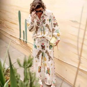 Venta al por mayor de logotipo personalizado de moda de impresión suelta Casual Macaron Camiseta con cuello en V de manga larga pantalones de ropa de casa conjunto de las mujeres - Product Image 5