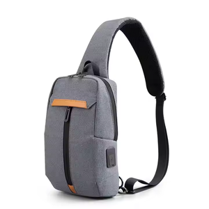 Sac bandoulière personnalisé pour homme avec port de charge USB, sac de poitrine étanche pour les trajets quotidiens, les voyages et les activités de plein air - Product Image 1