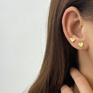 Pendientes de Corazón Pequeño con Grabado Láser, Chapados en Oro de 18K, Personalizables al por Mayor para Mujer - Product Image 5