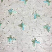 Fournisseur chinois personnalisé 100% polyester fil de soie doré 3D tissu de broderie à motif papillon bleu ciel pour robe de mariée