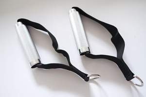 Poignée d'entraînement en aluminium argenté INIKO avec anneau en D, 1320g, 130x30mm, accessoire de fitness pour salle de sport - Product Image 4