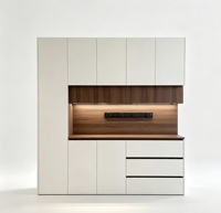 Buffet sur mesure avec niche réfrigérateur intégrée, meuble moderne bicolore bois et crème avec éclairage LED et rail électrique