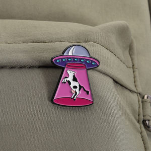 Spilla Smaltata 'Abduzione di Mucche Aliene', UFO, Rapimento Bovino, Gioiello Divertente Fantasy, Distintivo da Bavero, Vendita all'Ingrosso - Product Image 4