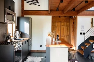 Cabaña de madera moderna personalizable con techo a dos aguas de 2 pisos para una gran iluminación diurna y atractivo curativo - Product Image 4