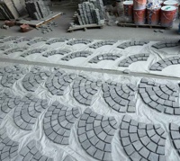 Pavés en granit gris durable de qualité supérieure, fournis par l'usine PerfectStone, pour les cours commerciales, les centres de villégiature, les allées et la décoration extérieure des paysages.