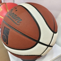Ballon de basketball hygroscopique en cuir PU, sur mesure, avec contours dorés, absorbant l'humidité, 12/16 panneaux