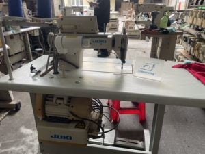 จักรเย็บผ้ามือสองญี่ปุ่น Juki DDL-8700B-7 ราคาพร้อมอุปกรณ์ตัดด้ายอัตโนมัติ ตัวยกเท้า เครื่องจักรอุตสาหกรรมสำหรับเสื้อผ้าและสิ่งทอ - Product Image 2