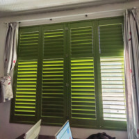 Volets en bois peints blancs modernes, sur mesure, pour salon, volets de style plantation, élégant traitement des fenêtres