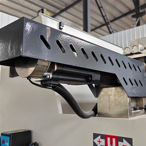 Machine <span class=keywords><strong>de</strong></span> fraisage et <span class=keywords><strong>de</strong></span> perçage haute vitesse à axe unique pour profilés UPVC, pour la fabrication <span class=keywords><strong>de</strong></span> rideaux, <span class=keywords><strong>de</strong></span> œillets, <span class=keywords><strong>de</strong></span> anneaux et <span class=keywords><strong>de</strong></span> cadres <span class=keywords><strong>de</strong></span> fenêtres avec drainage - Product Image 3