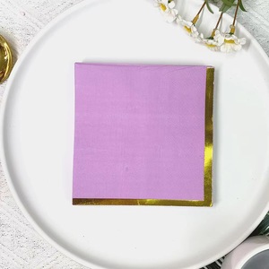 Serviettes carrées à bords dorés, serviettes en papier jetables haut de gamme pour hôtels, restaurants, célébrations et anniversaires. Vente en gros. - Product Image 2