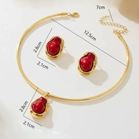 Parure de bijoux pour femme, plaqué or, avec collier et boucles d'oreilles clous, perles d'imitation baroques irrégulières rouges et blanches, style élégant