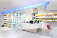Comptoir de magasin médical personnalisé, étagères en bois pour pharmacie, décoration de magasin médical, design d'intérieur de pharmacie de détail