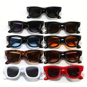 Lunettes de soleil carrées vintage 2025 avec logo personnalisé, monture PC rouge et noire, protection UV400, rivets, pour hommes et femmes - Product Image 5