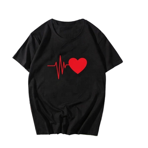Camiseta de Regalo para Pareja con Estampado de Latido de Corazón Rojo, Estilo Minimalista Urbano, 100% Algodón Orgánico, 180 Gramos - Product Image 1