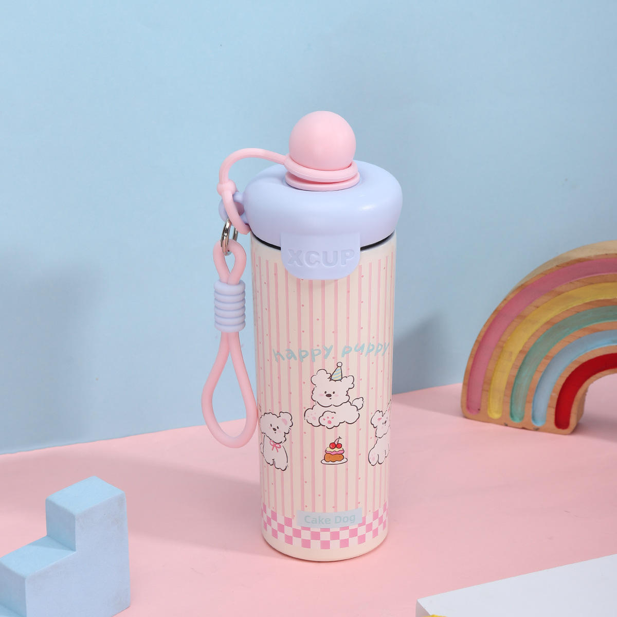 Perro pequeño blanco, rosa y azul.