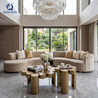 Table basse de luxe en acier inoxydable au design unique, soudée avec des cylindres métalliques, pour la décoration de villas et d'hôtels.