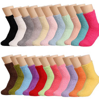 Chaussettes d'hiver en corail pour femmes, couleur unie, moelleuses et confortables, pour la maison et le sommeil, avec fonction antibactérienne et logo sur le dessous.
