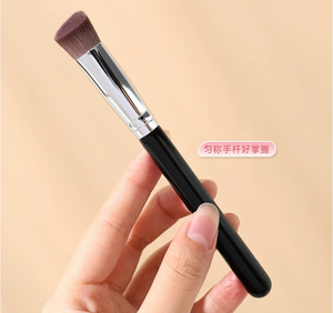 Brocha de Maquillaje Angular para Rubor y Base con Mango de Madera y Logotipo Personalizado, Brocha Cosmética Ecológica con Forma de Lengua para el Rostro - Product Image 5