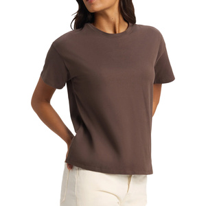 T-shirt court décontracté pour femme, idéal pour le quotidien, conçu pour des mouvements confortables, au look élégant et au style doux. - Product Image 1