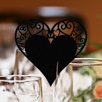 Carte d'escorte en forme de coeur découpée au laser pour décoration de table