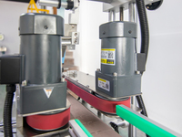 YIMU YM210 Étiqueteuse automatique à surface plane pour étiquettes autocollantes, machine d'étiquetage d'angle de carton pour l'emballage de boîtes