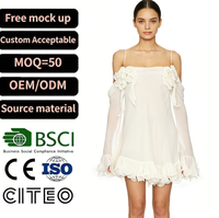 Robe courte blanche élégante à épaules dénudées avec appliques florales, manches longues et ourlet à volants, style bohème, idéale pour les invitées de mariage à la plage
