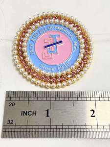 Spilla da bavero all'ingrosso Jack and Jill of America 1938 con perle, strass e smalto rosa e blu per confraternite - Product Image 4