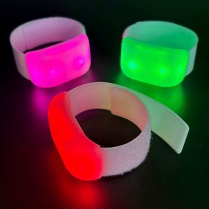 Pulsera Luminosa Activada por Sonido para Conciertos, Controlada por Voz, con 15 Colores LED, en Oferta - Product Image 1